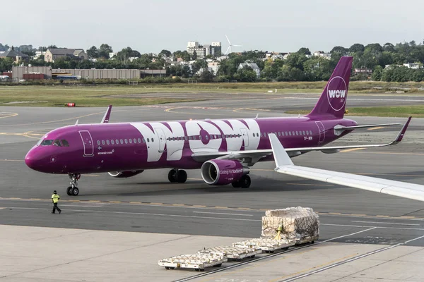 Бостон США 23.09.2017 пурпурні літак Airbus A321 від ісландський низької вартості компанії Wow в міжнародному аеропорту — стокове фото