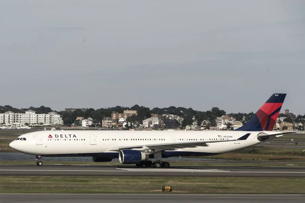 Boston Massachusetts EUA 23.09.2017 - Aviões a jato da Delta Airlines dirigindo para portões de terminais no Aeroporto de Logan — Fotografia de Stock