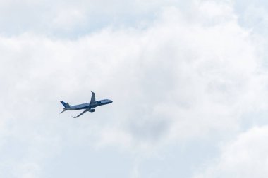 Boston ABD 06.09.2017 havayolu şirketi jetblue uçak Logan Uluslararası Havaalanı Massachusetts bulutlu gökyüzü çıkar