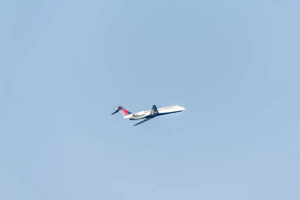 Boston Usa Μασαχουσέτη 23.09.2017 Delta Airlines αεριωθούμενο αεροπλάνο απογείωση Logan διεθνές αεροδρόμιο μπλε ουρανό — Φωτογραφία Αρχείου