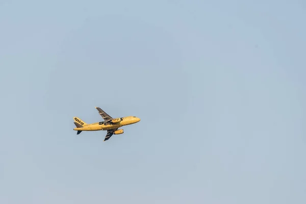 Boston USA 06.09.2017 Spirit Airlines Airbus Airplane despega desde el aeropuerto internacional de Logan —  Fotos de Stock