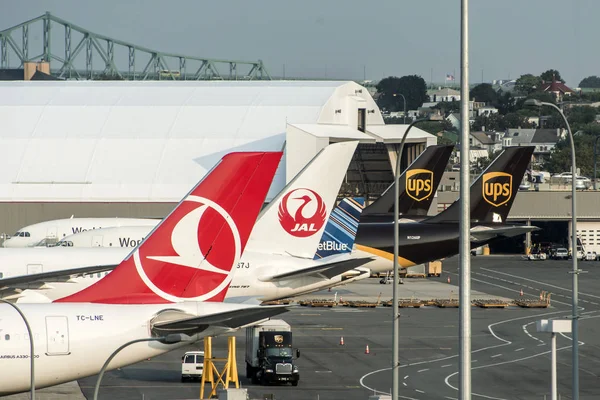 Boston Massachusetts ABD 23.09.2017 Boeing dümen Ups parsel Servisi diğer havayolları logan Havaalanı'nda Türkiye — Stok fotoğraf