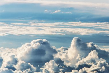 Bulutlar gökyüzü günbatımı renkli ışık karanlık tezat bölünmüş