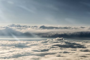 Bulutlar gökyüzü günbatımı renkli ışık karanlık tezat bölünmüş