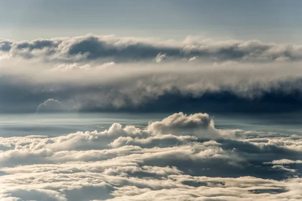 Wolken geteilt Himmel Sonnenuntergang bunt hell dunkel Kontraste — Stockfoto