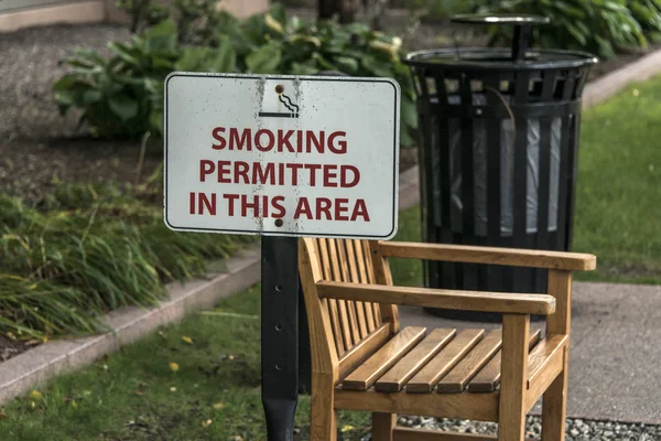 Särskilt rökområde område utomhus bänk rökning zon tillåtet — Stockfoto