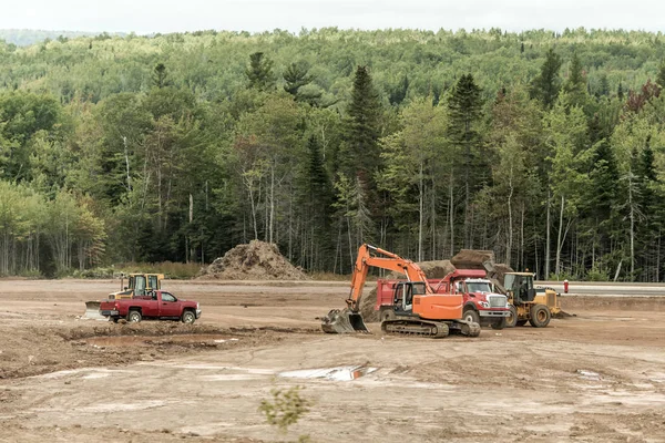 Clearcut skog deforest maskiner lastbilar grävmaskin i New Brunswick Kanada — Stockfoto