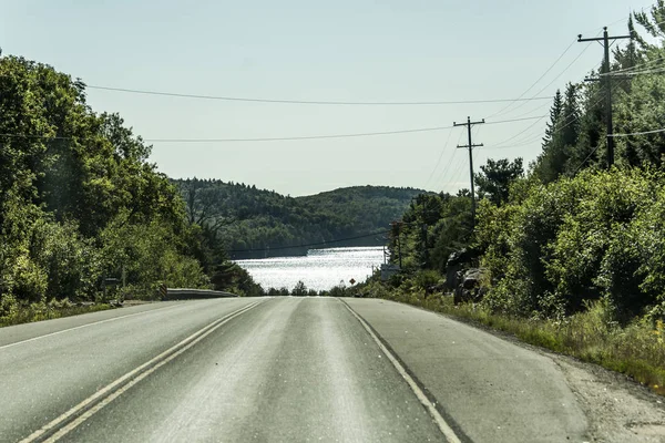 Cesta přes Algonquin Provincial Park towatds jezera začátkem podzimu Ontario Kanada — Stock fotografie