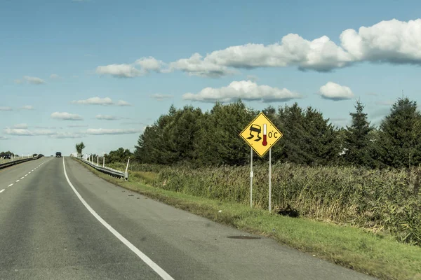 Varningsskylt för hala isiga väg trans canada — Stockfoto