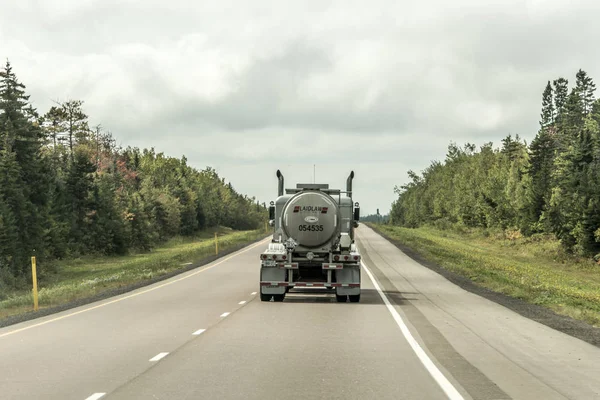 Tankschiene fährt auf Bergwaldstraße in Kanada — Stockfoto