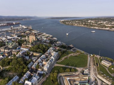 Chateau Frontenac otel ve eski liman Quebec City Kanada hava helikopter görünümü.