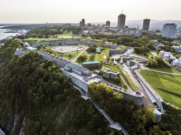 Vista aérea helicóptero da Cidadela a antiga fortaleza de Quebec City skyline no fundo — Fotografia de Stock