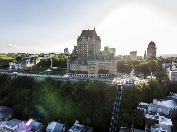 Hubschrauberaufnahme des Chateau Frontenac Hotel und des alten Hafens in der kanadischen Stadt Quebec. — Stockfoto