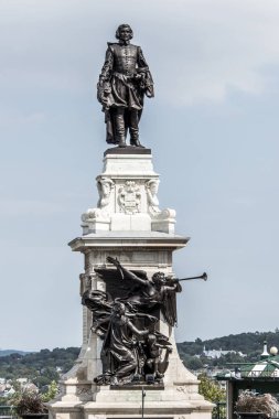 Samuel de Champlain heykeli mavi yaz gökyüzünde Québec, Kanada tarihi alan kurucusu karşı