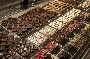 Ayrıntı görünümü farklı lezzetli çikolatalı pralin degüstasyon için hazırlanan