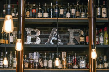 Vintage tarzı tuğla duvar ve ortam ışığı Quebec Kanada 13.09.2017 - apsent ve likör bar counter şişe ile tonda