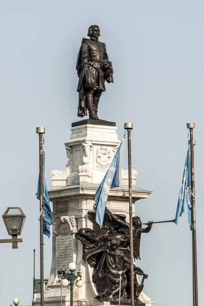 Statue de Samuel de Champlain contre le ciel bleu de l'été dans un quartier historique fondateur de Québec, Canada — Photo