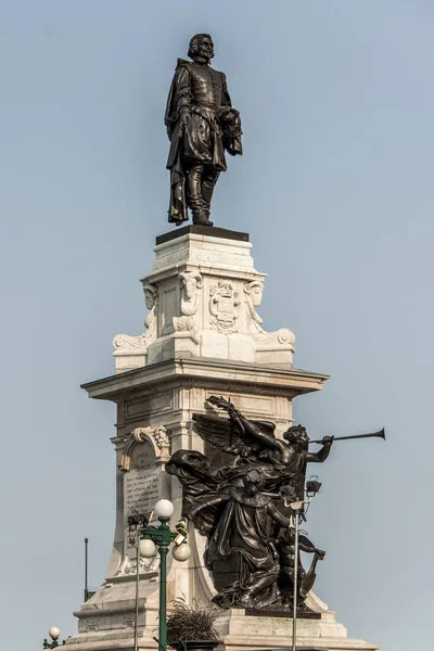 Статуя Самюель де Шамплен проти синє літнє небо в історичному районі засновник місто Квебек, Канада — стокове фото