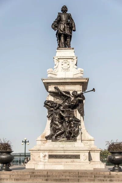 Statue de Samuel de Champlain contre le ciel bleu de l'été dans un quartier historique fondateur de Québec, Canada — Photo