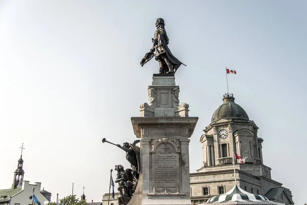 Statue de Samuel de Champlain contre le ciel bleu de l'été dans un quartier historique fondateur de Québec, Canada — Photo