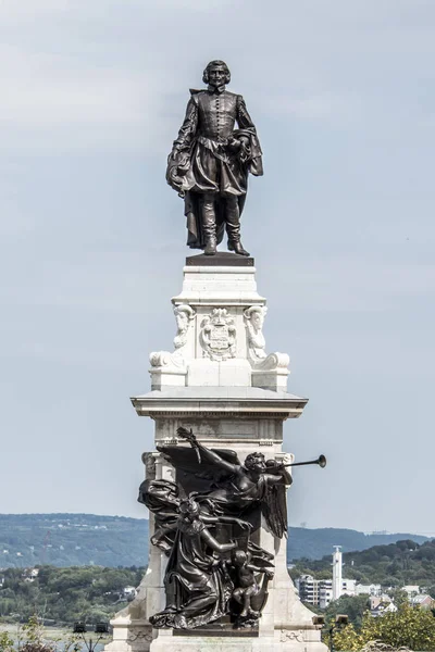 Posąg Samuel de Champlain przeciw błękitne niebo w zabytkowej dzielnicy założyciel Quebec City, Kanada — Zdjęcie stockowe