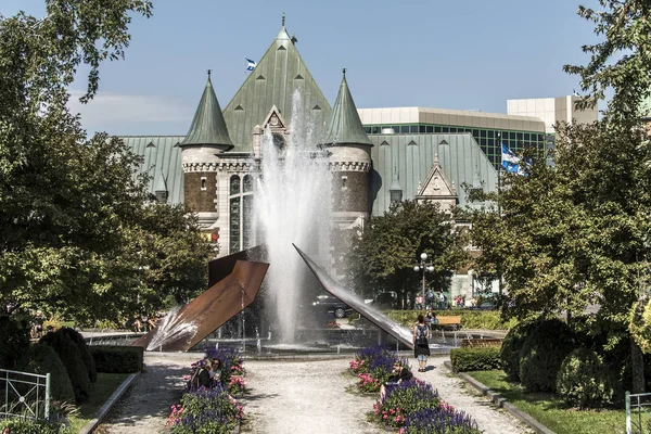 Quebec, Canadá 12.09.2017 Fonte moderna de Charles Daudelin em frente à estação ferroviária Gare du Palais em Quebec, Canadá — Fotografia de Stock