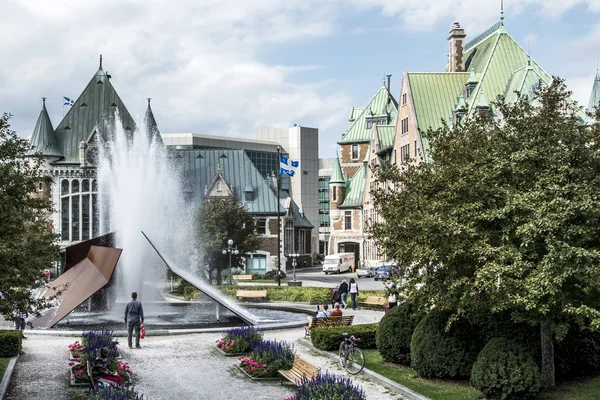 在魁北克，加拿大的魁北克，加拿大 12.09.2017 现代喷泉由 Charles Daudelin 在 Gare du 宫火车站 — 图库照片
