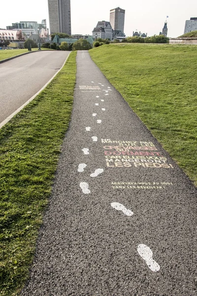 Bunt bemaltes Museumsschild auf Asphaltpflaster Ebenen Dabraham Road zum Museum in der Zitadelle von Quebec City, Kanada — Stockfoto