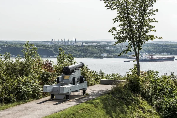 Armaty w plaines Kanada Quebec City z widokiem na rzekę Świętego Wawrzyńca Abrahama i Jean-Gaulin rafinerii w mieście Levis — Zdjęcie stockowe