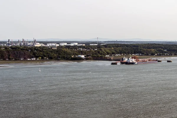 Cityscape veya plaines dabraham Quebec City Kanada Jean Gaulin petrol rafinerisi ile Saint Lawrence Nehri'nin manzarası — Stok fotoğraf