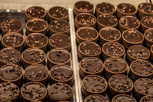 Detailoverzicht van verschillende heerlijke chocolade pralines voorbereid voor degustatie — Stockfoto