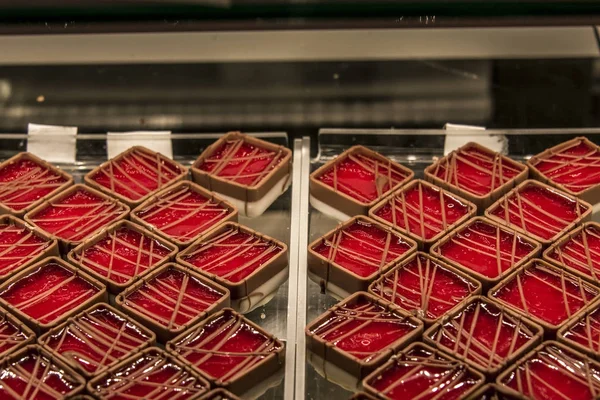 Vista detallada de diferentes deliciosos pralinés de chocolate preparados para la degustación —  Fotos de Stock