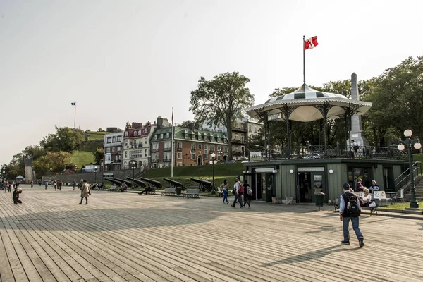Quebec City Canada 13.09.2017 Turistas en Terrasse Dufferin Ubicado sobre St. Lawrence Stream Patrimonio de la Humanidad por la UNESCO — Foto de Stock