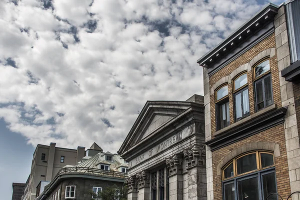 Stará budova Bank of Montreal Quebec City zamračená obloha v Kanadě — Stock fotografie
