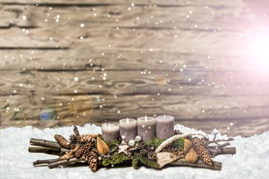 Merry Christmas dekorasyon 3 advent gri mum bulanık kar yağışı yanan