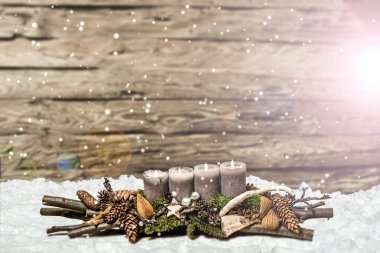 Merry Christmas dekorasyon 4 advent gri mum bulanık kar yağışı yanan
