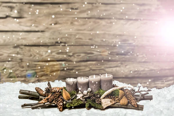 Merry Christmas dekorasyon 4 advent gri mum bulanık kar yağışı yanan