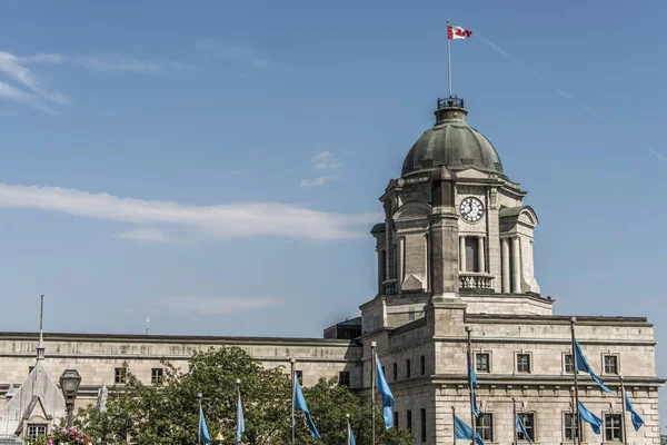 Museu do Canadá Cidade Velha de Quebec Bandeira histórica canadense anel levantado Patrimônio Mundial da UNESCO bandeiras círculos abaixo — Fotografia de Stock