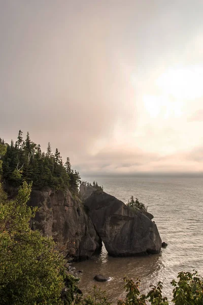 Sunrise slavný Hopewell Rocks geologigal útvary při odlivu největší přílivová vlna Fundy Bay New Brunswick Kanada — Stock fotografie
