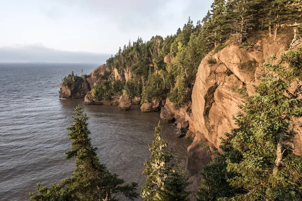 Sunrise beroemde Hopewell gesteenten geologische formaties op EB grootste vloedgolf Fundy Bay New Brunswick Canada — Stockfoto