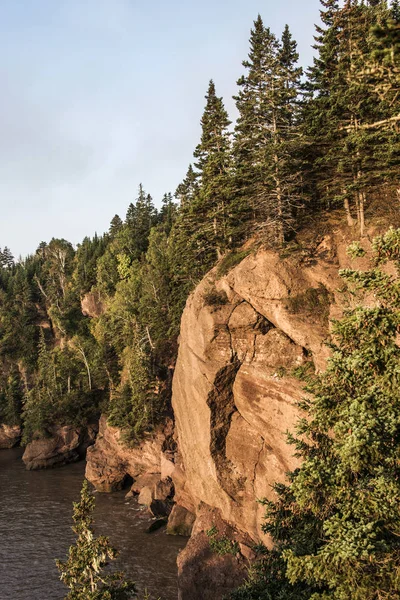 Sunrise ünlü Hopewell kayalar geologigal oluşumları düşük tide en büyük deprem dalgası Fundy Körfezi New Brunswick Kanada — Stok fotoğraf