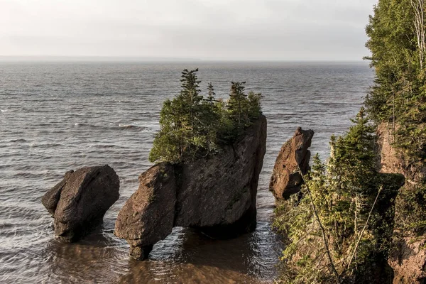 Sunrise ünlü Hopewell kayalar geologigal oluşumları düşük tide en büyük deprem dalgası Fundy Körfezi New Brunswick Kanada