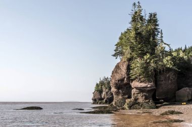 en büyük deprem dalgası Fundy Körfezi New Brunswick Kanada ünlü Hopewell kayalar geologigal oluşumları, düşük gelgit