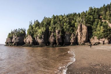 Ünlü Hopewell kayalar geologigal oluşumları düşük yürüyen kadın en büyük deprem dalgası Fundy Körfezi New Brunswick Kanada gelgit