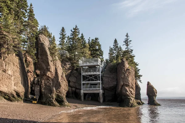 Platform metaal op beroemde Hopewell gesteenten geologische formaties EB grootste vloedgolf Fundy Bay New Brunswick Canada — Stockfoto