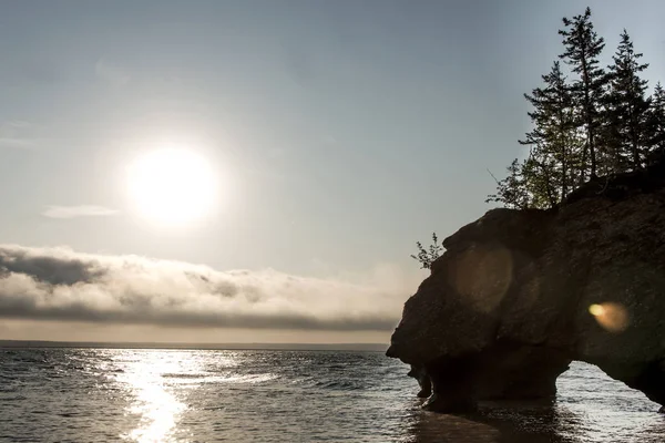 Sunrise slavný Hopewell Rocks geologigal útvary při odlivu největší přílivová vlna Fundy Bay New Brunswick Kanada — Stock fotografie