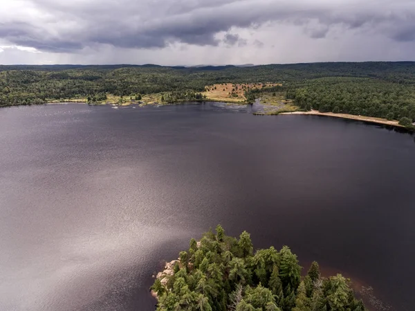 Ontario Canadá contryside naturaleza Vista aérea mirando hacia abajo desde arriba del río que fluye dentro del lago —  Fotos de Stock