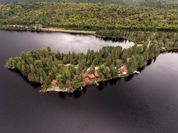 Hermosa isla pequeña con la orilla del lago bosque tranquilo cerca de Algonquin Park Canadá —  Fotos de Stock