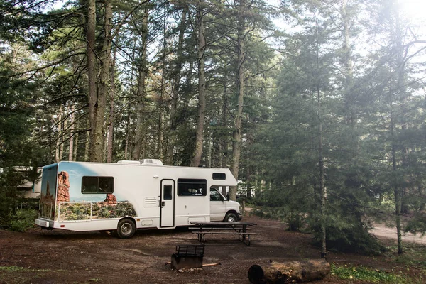 Poel van twee rivieren Camping Algonquin Nationaalpark mooi natuurlijk boslandschap Canada geparkeerd Rv camper auto — Stockfoto