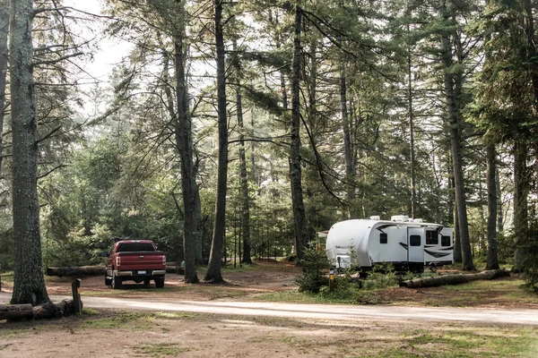 Lake of two rivers Campground Algonquin National Park Beautiful natural forest landscape Canada Parked RV camper car — Stock Photo, Image